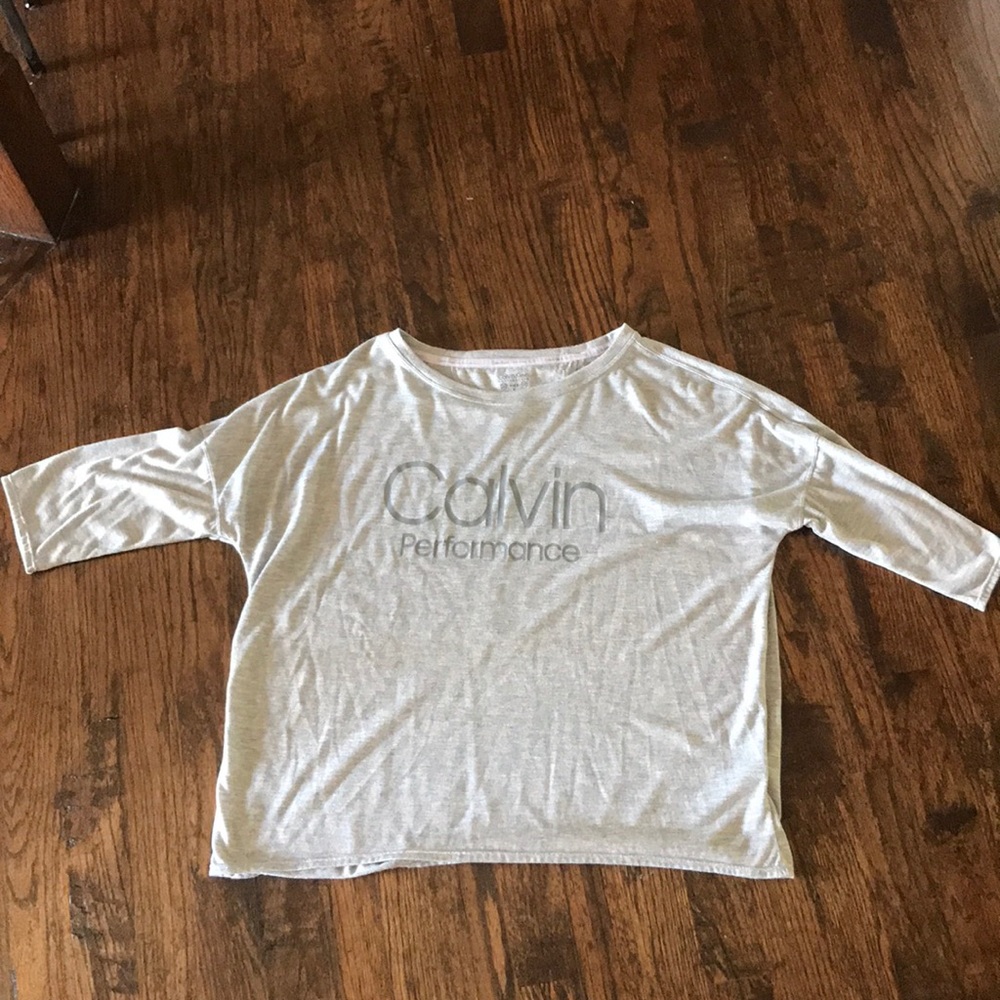 Short sleeve cropped on the sleeve shirt